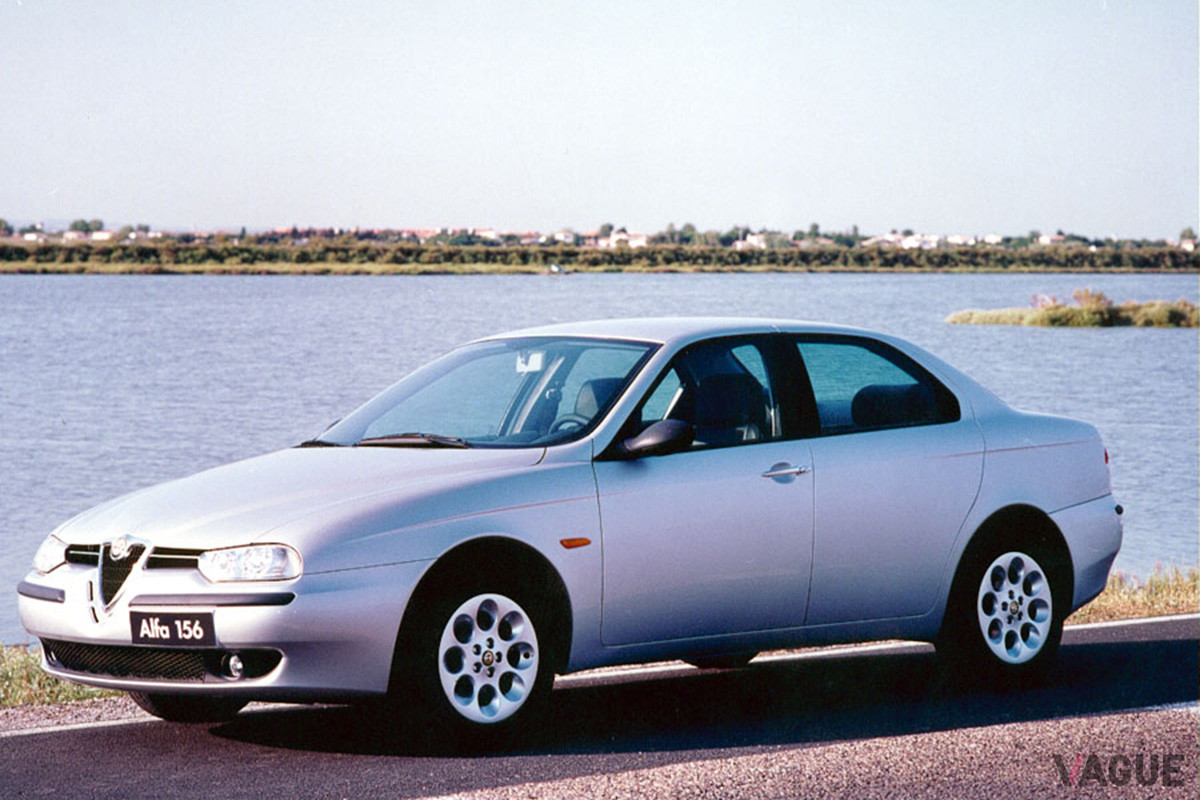 MVに登場したアルファ ロメオ「アルファ156」は、1997年から2003年まで販売されていた前期モデル。エンジンは、2.5リッターV6に加え、ツインスパーク2リッター4気筒をラインナップしていた（C）Stellantis