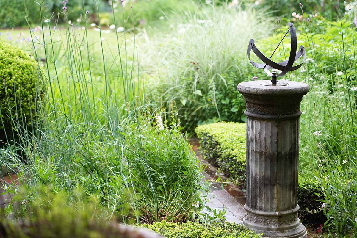 四季折々の草花が楽しめるイングリッシュガーデン。雨もまた良し
