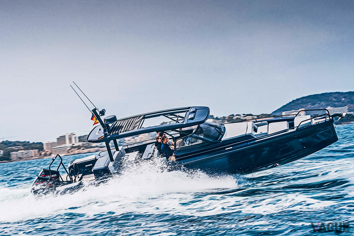 ブラバスとフィンランドのボートビルダーであるAxopar Boatsが共同で開発した「ブラバス・シャドウ900ディープブルー・シグネチャーエディション」