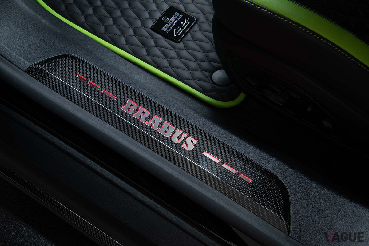 サイドステップには「BRABUS」の文字がイルミネーションで光る
