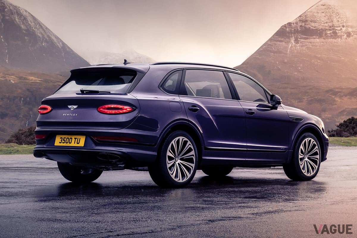 「エレクトロニックオールホイールステアリング」によって、スタンダードのベンテイガより回転経は7％小さくなっている