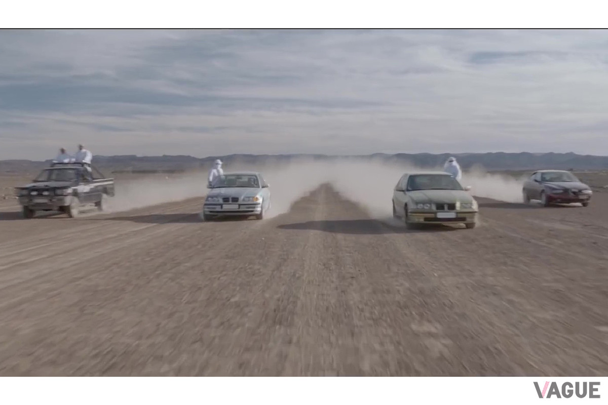 中東のオフロードを疾走するE46型BMW「3シリーズ」（シルバー）、E36型BMW「3シリーズ」（ゴールド）、アルファ ロメオ「アルファ156」（レッド）。左端には中東らしくトヨタのピックアップトラックの姿も見られる（C）YouTube（Noisey）