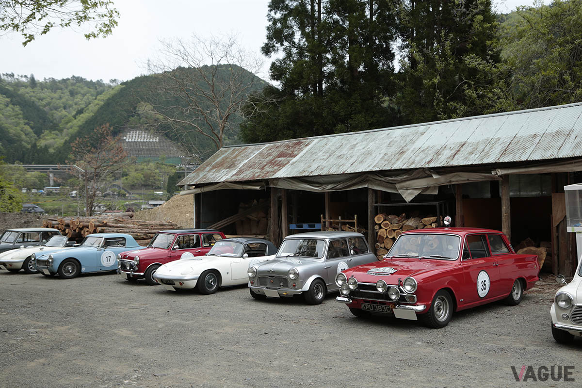 ふたつ目のチェックポイントに並んだ参加車両たち。エントラントは昼食会場へと向かった