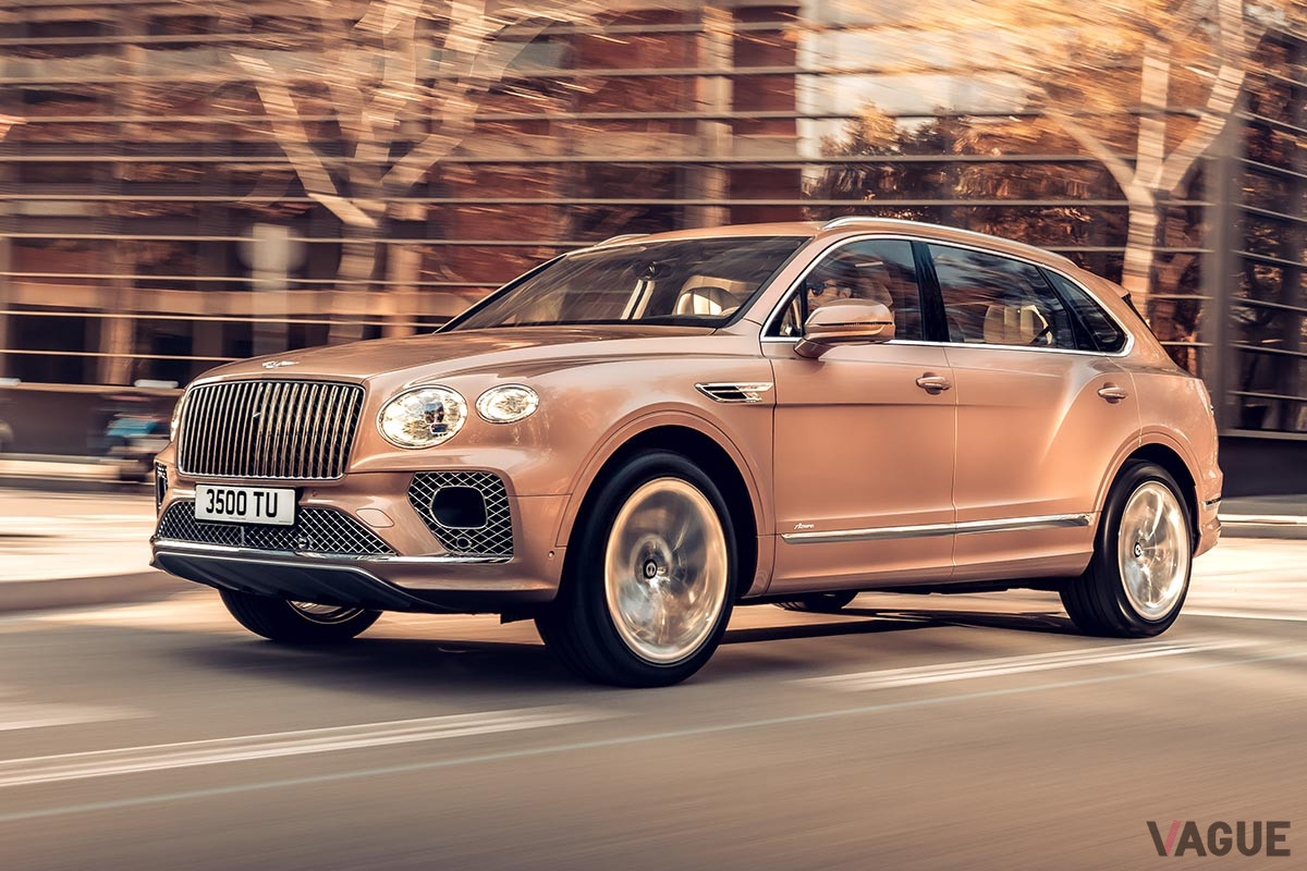 「エレクトロニックオールホイールステアリング」は高速走行時には前輪の動きに合わせて後輪の進行方向を微調整することでさらに安定した走りを実現