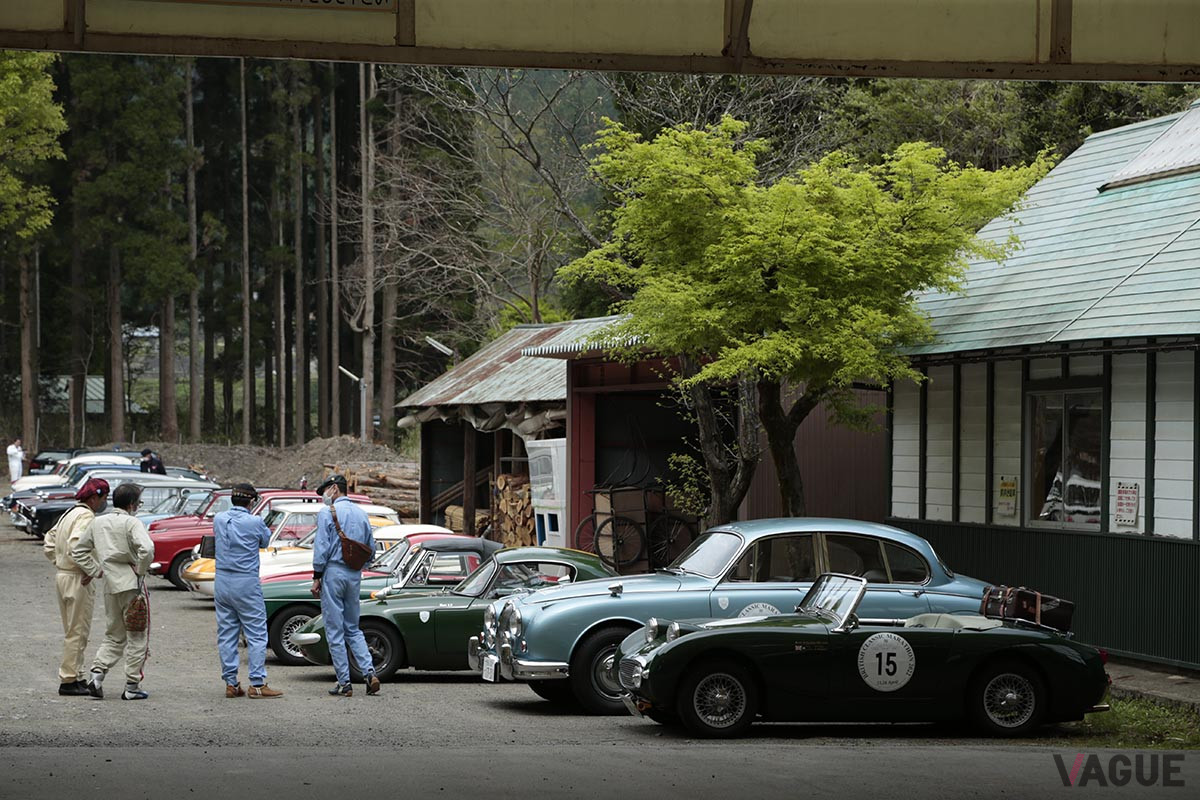 腹ごしらを終えたエントラントたち。初日第2ステージ日本海側を目指す