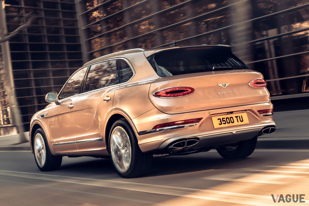 ベンテイガEWBに搭載されるエンジンは、4リッターV型8気筒デュアルツインスクロールターボで8速ATが組み合わされる