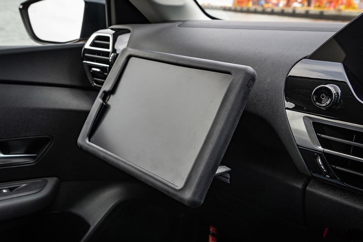 助手席正面のダッシュボードに、タブレット端末を固定できる格納式のスタンド“シトロエンスマートパッドサポート”を用意する