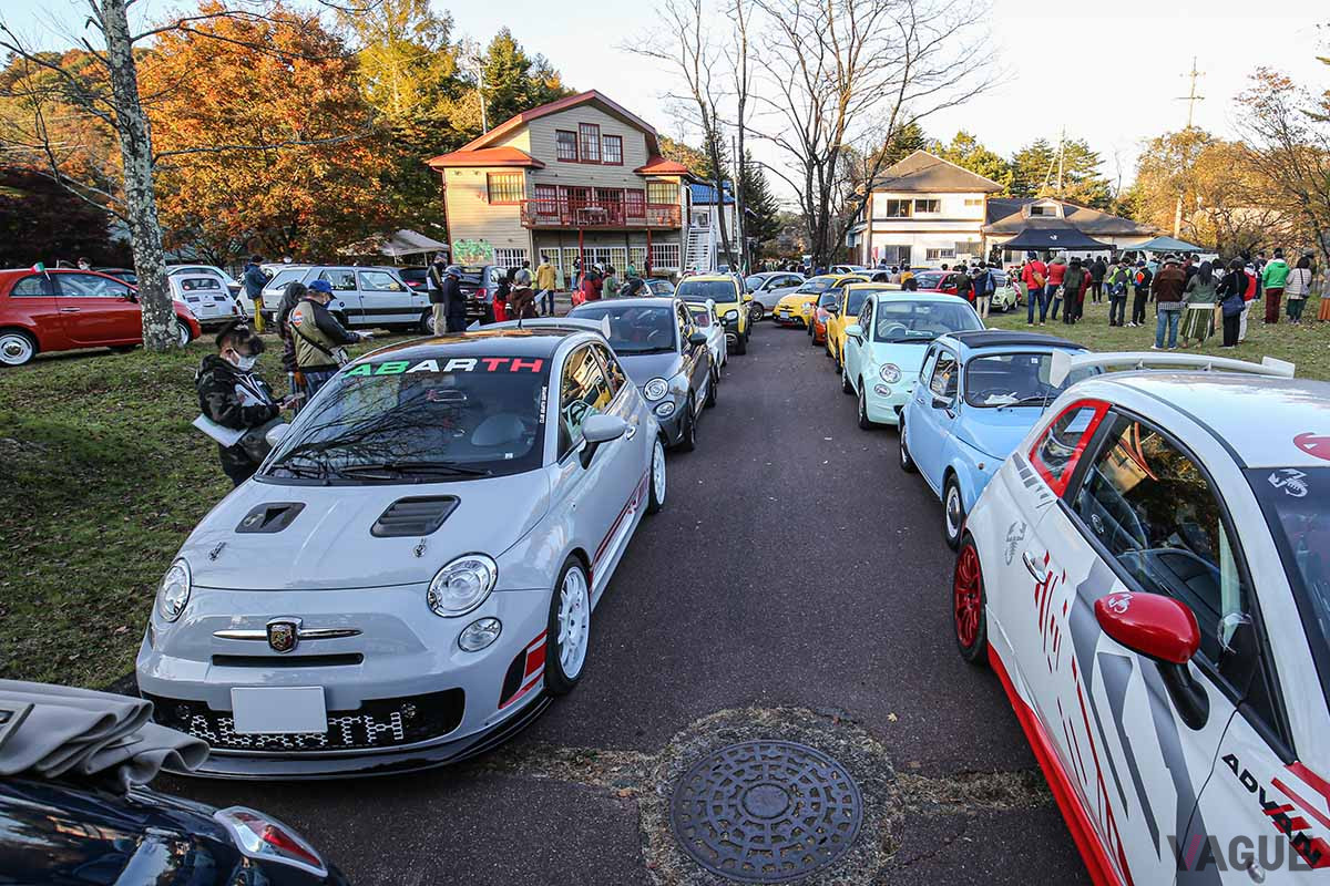 ゴールした順番に車両が並ぶ。いろんなフィアットオーナーとクルマ談義をするのは楽しい