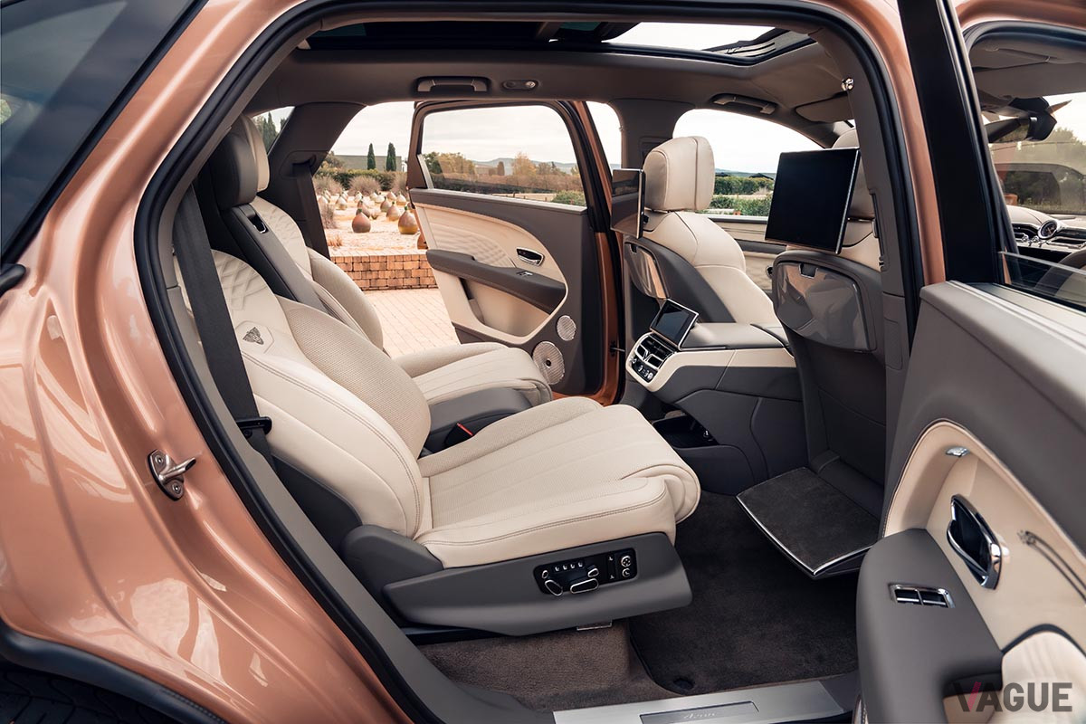 助手席側後席では「VIPモード」を利用して助手席を前方に移動することもできる