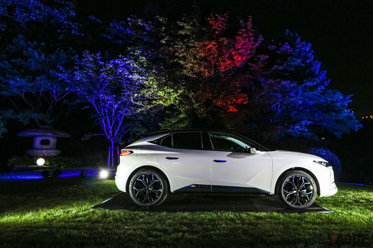 「DS 4」は、1.2リッターガソリン、1.5リッターディーゼル、1.6リッター+モーターのPHEVで展開される