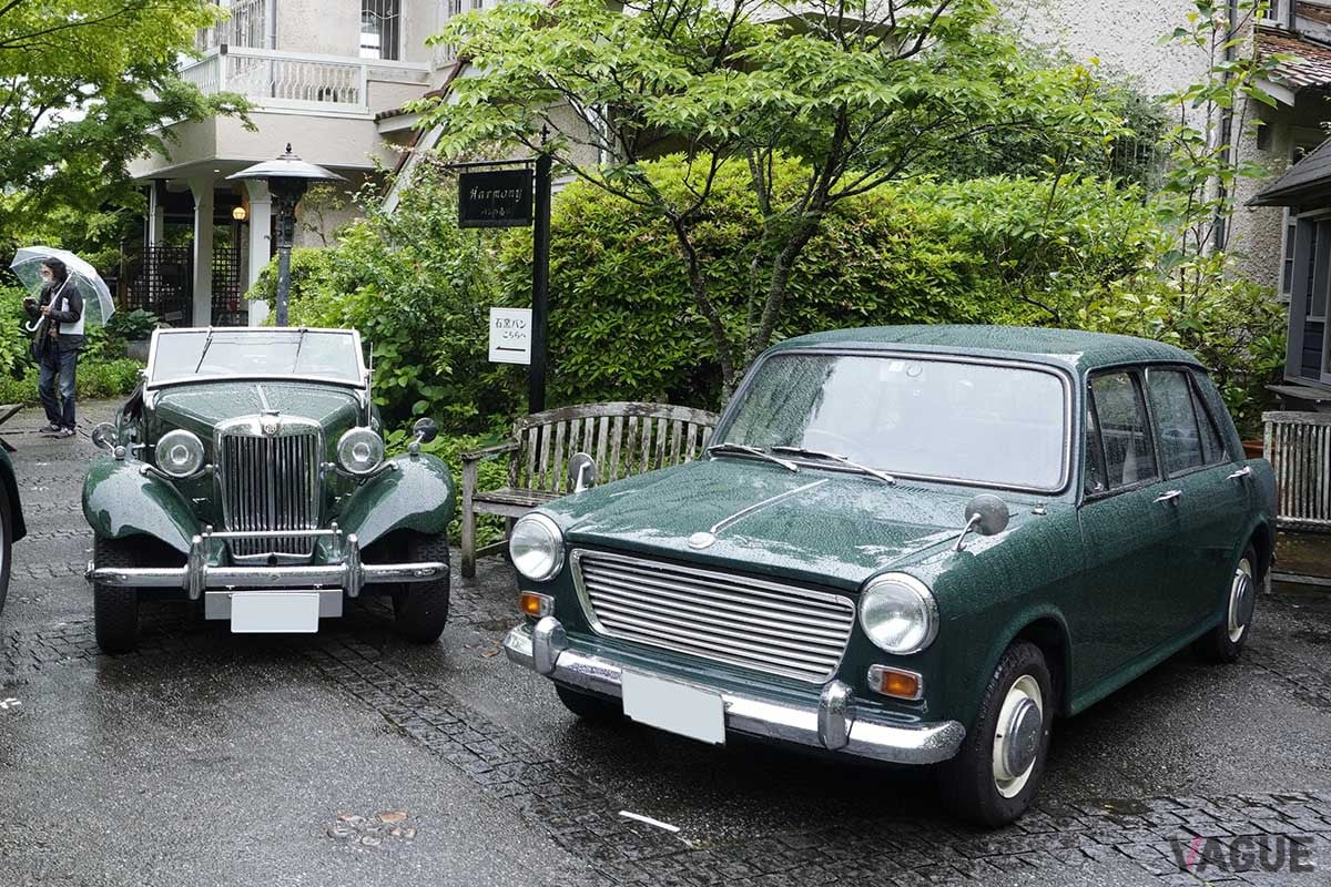 洋館前に並んでいるのは「MG-TD」と1963年モーリス「1100」