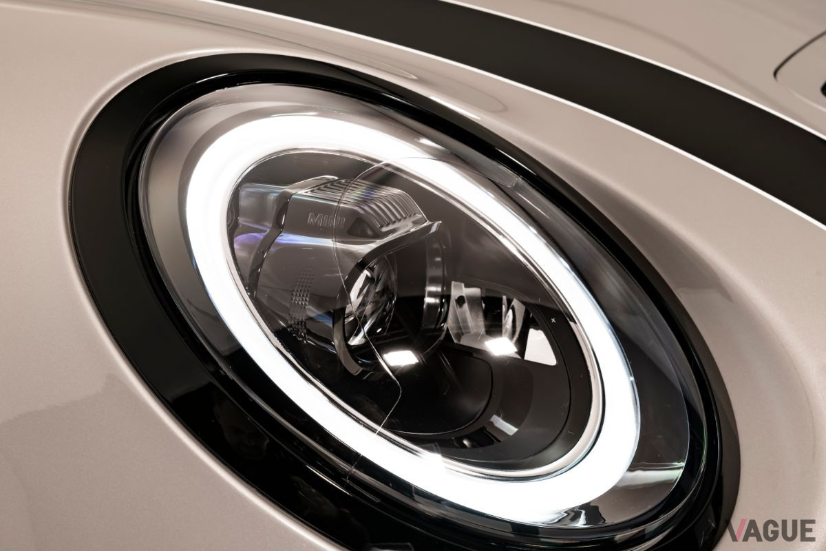 改良新型「MINI3ドア」のLEDヘッドライト