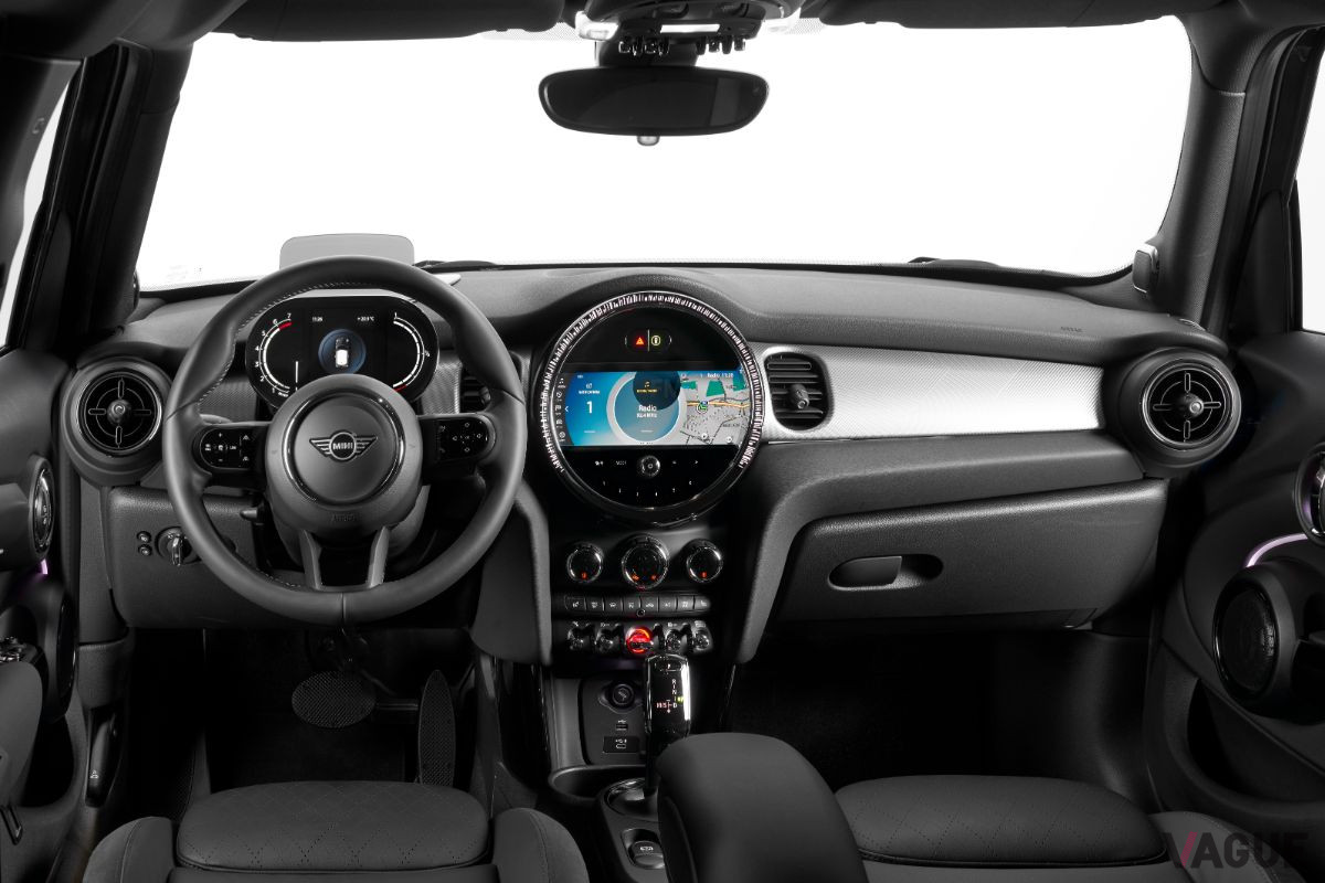 改良新型「MINI5ドア」のインパネ