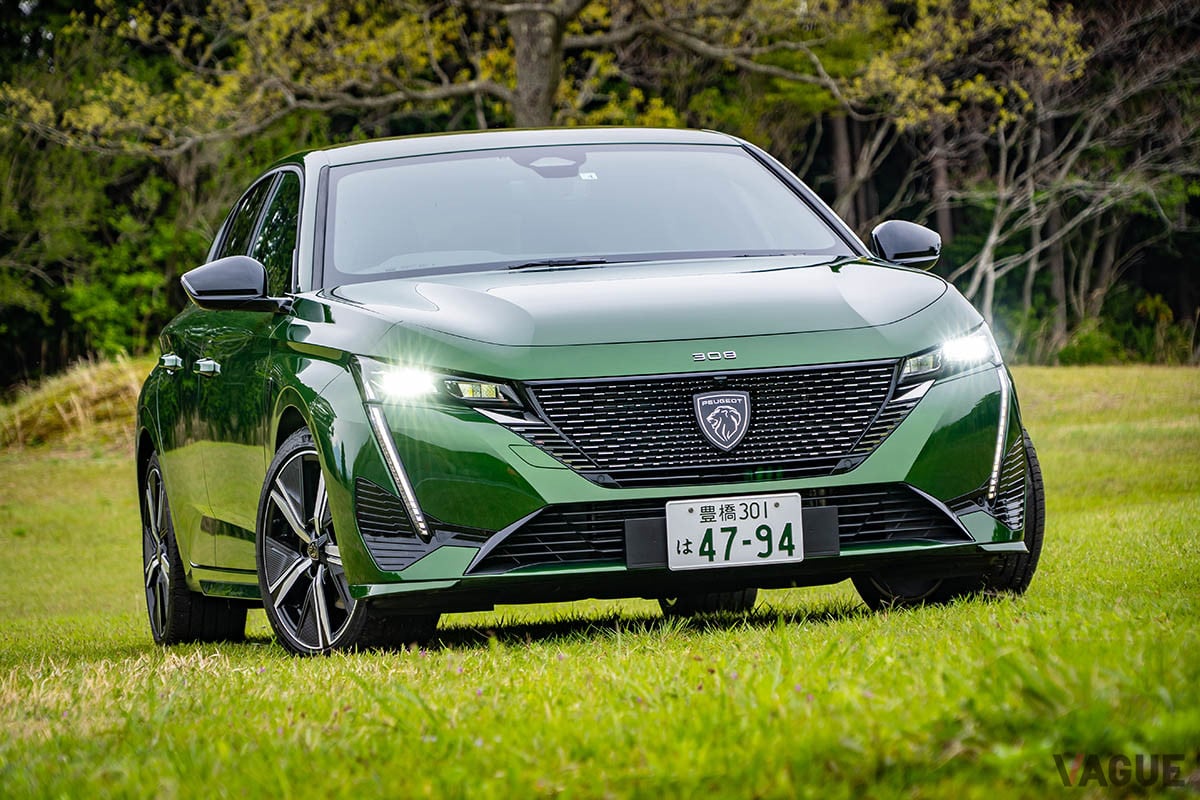 新しいプジョー308のフロントマスクは、バンパーを大きくえぐるようにして下へと伸びたグリルと、ヘッドライトから下方へと走る、ライオンが爪でひっかいたような細いアクセサリーランプが個性的