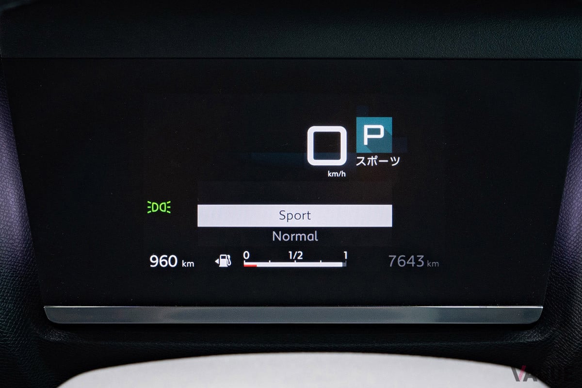 シフトセレクター脇の走行モード切替スイッチで「スポーツ」モードを選ぶと、より小気味いい加速を見せてくれる