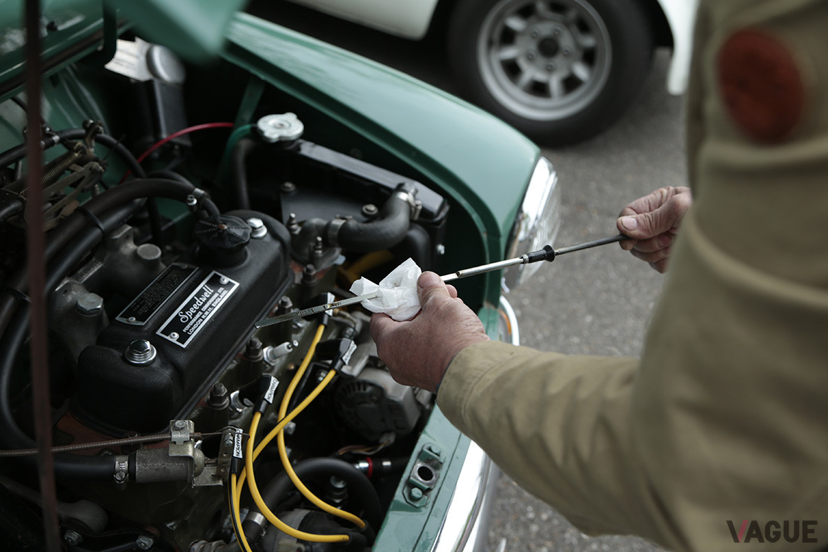 走行前の愛車管理は旧い車んは大切な儀式だ。長距離マラソンを完走する秘訣だろう