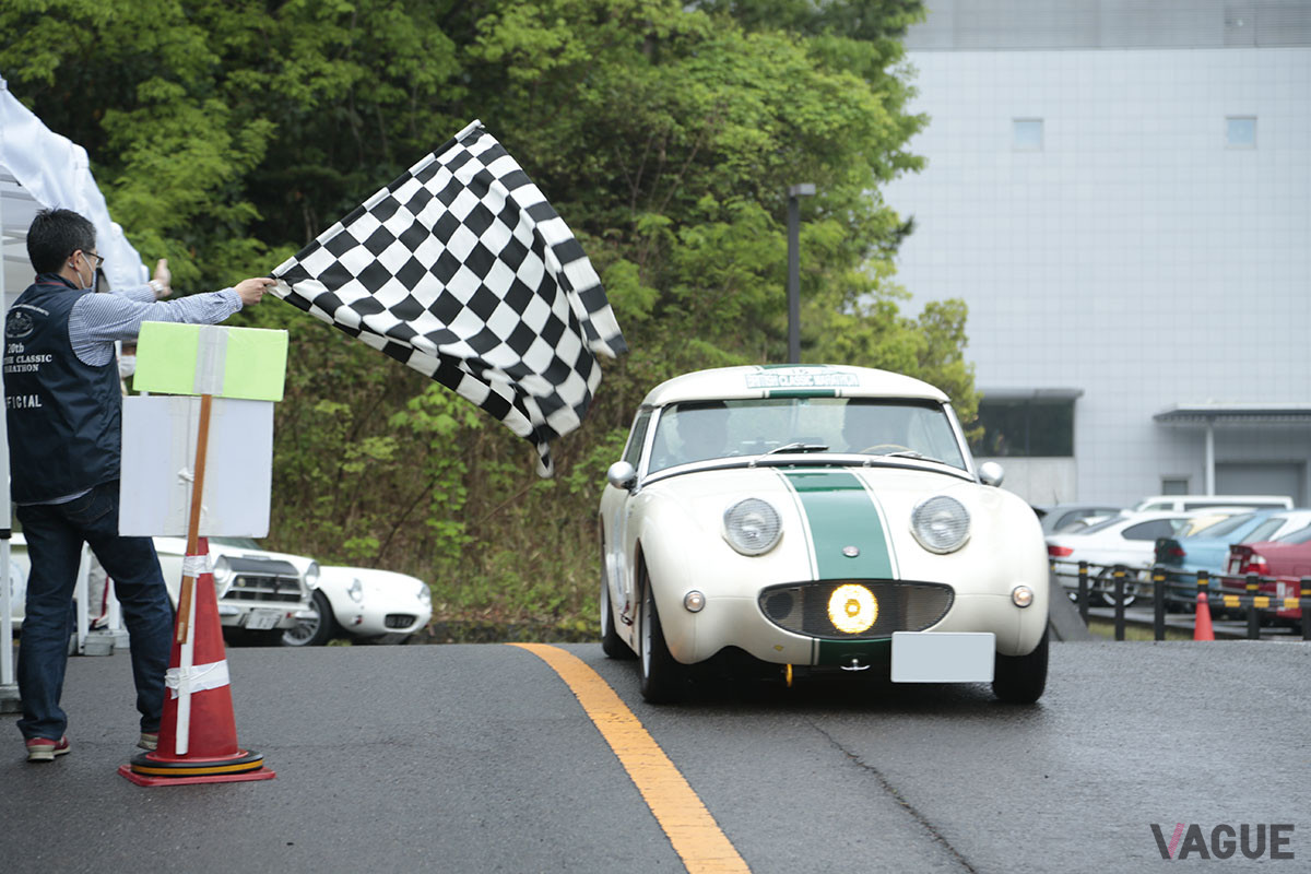 今年のフィニッシュはトヨタ博物館。チェッカーフラッグを受けるオースティン「ヒーレー スプライト」