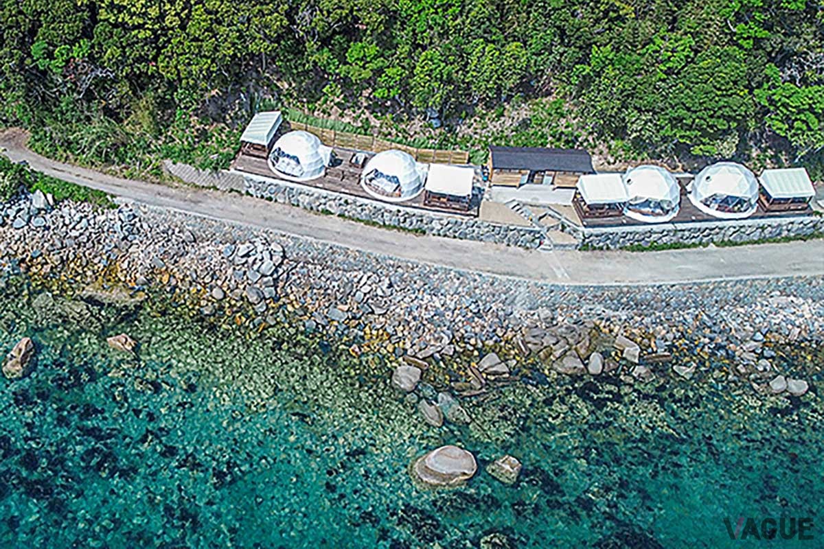 糸島の緑豊かな山々と美しい二丈の海岸に囲まれた立地。ありのままの自然の魅力を楽しめる