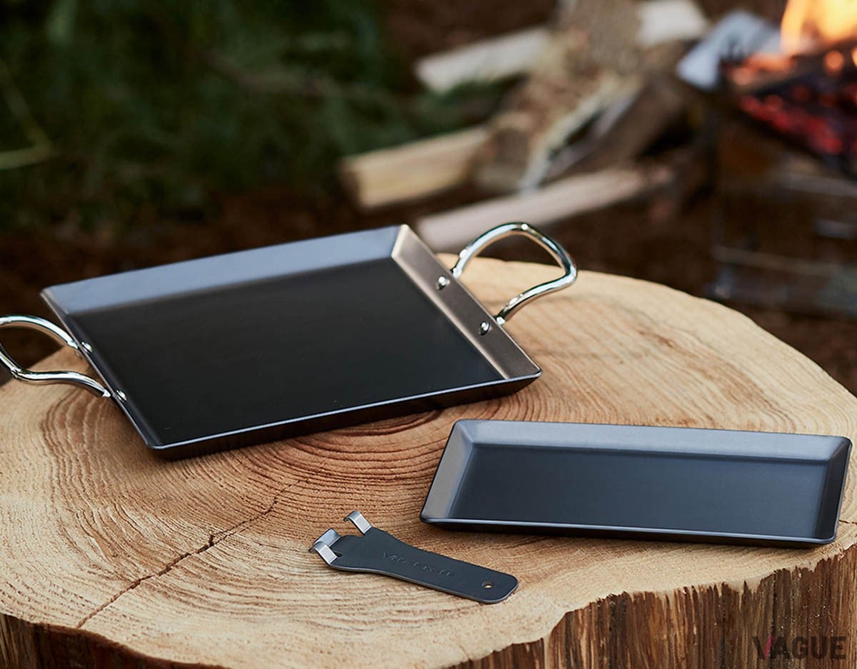 （左）「スーパー鉄板 ACRスクエア」（1万1000円／消費税込）、（右）「スーパー鉄板 ACR」（8800円／消費税込）※リフター付属