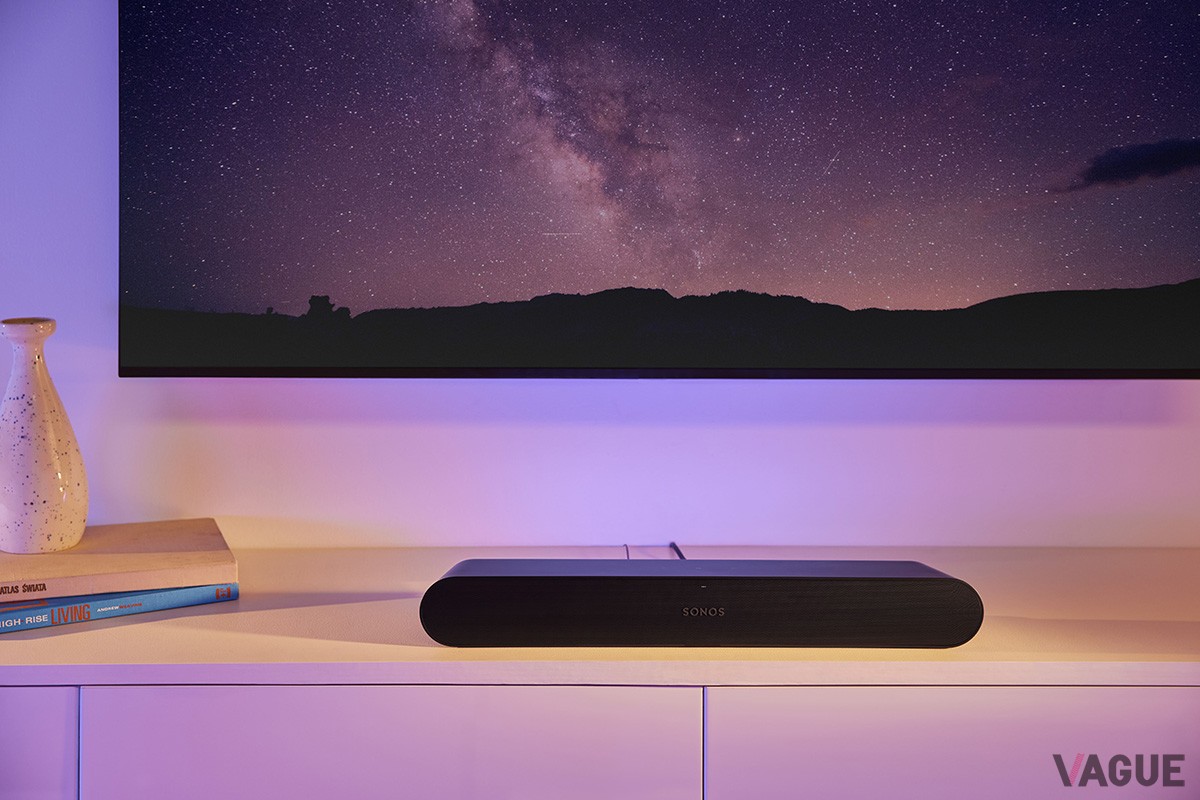 主に中高音域を担当するツイーターと、低音域をになうミッドウーファーを2基ずつ搭載。55V型の大型テレビにも対応する