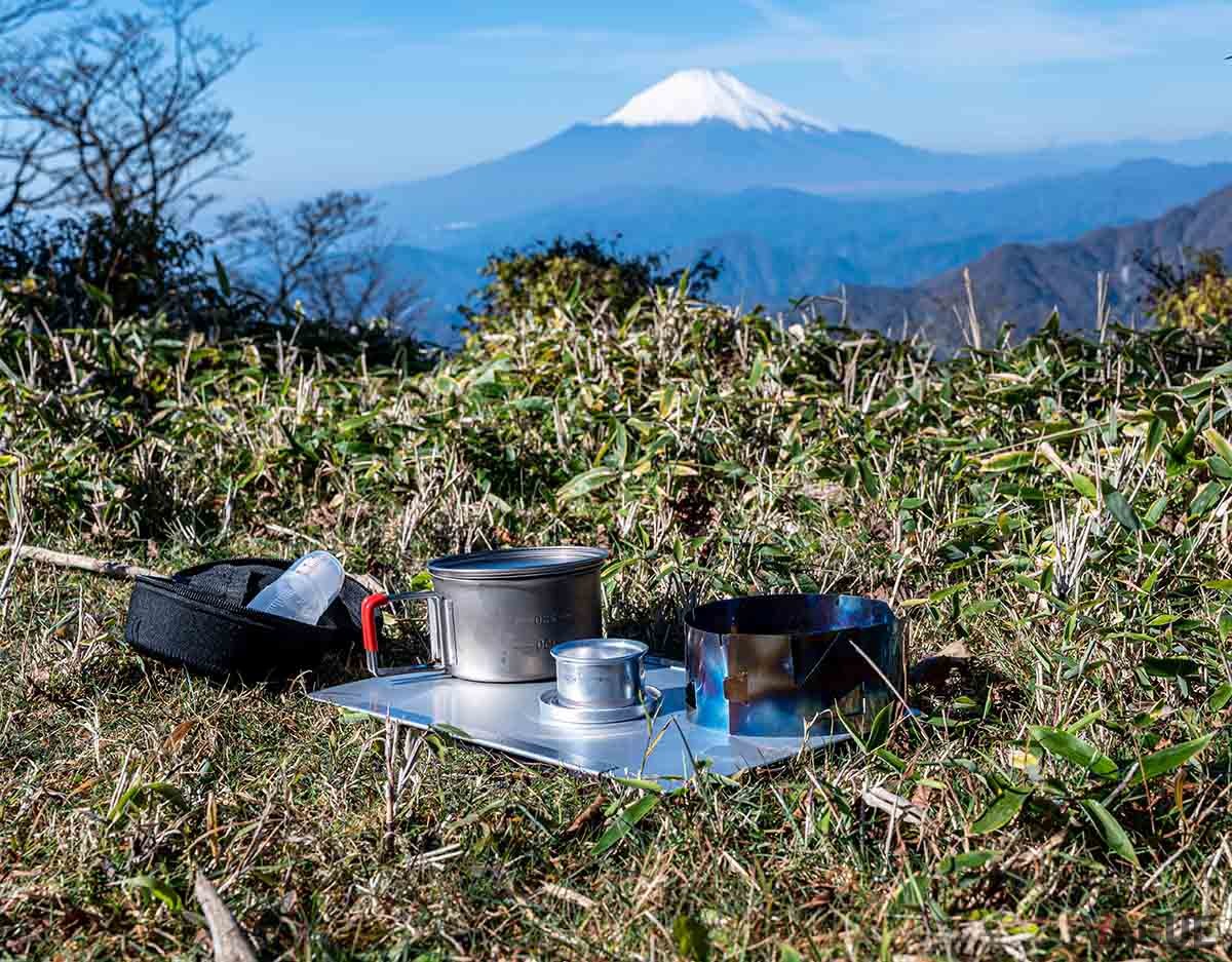 天板は小さく見えるが鍋と風防、アルコールストーブを置いても余裕あり