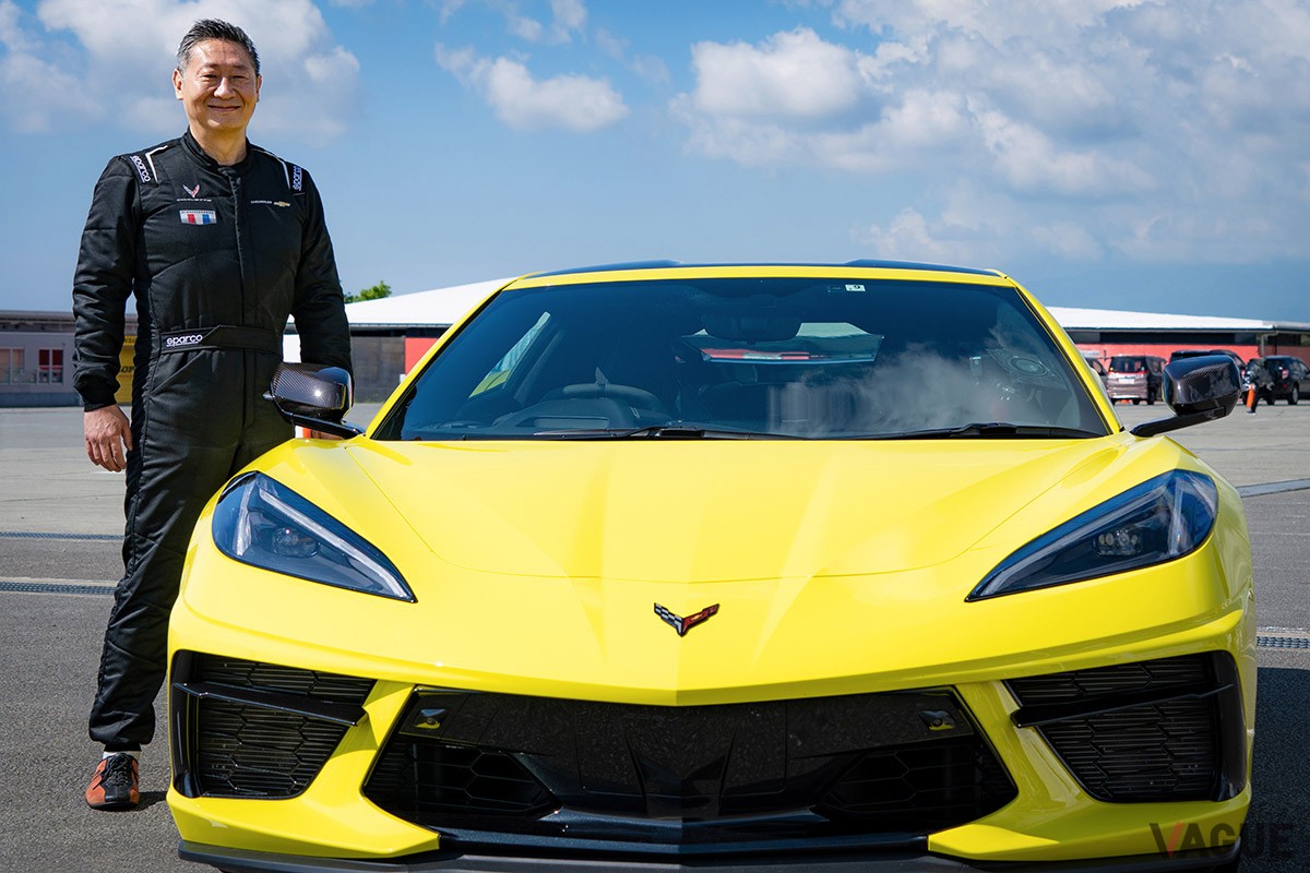 ゼネラルモーターズ・ジャパンの若松 格社長。1日中レーシングスーツを着用し、レーシングコースでコルベットをドライブするなど、みずからもシボレーを満喫