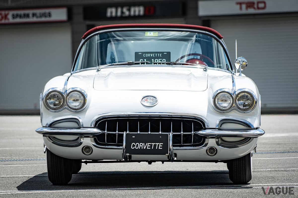 初代“C1”は1954年に生産がスタート。オープン2シーターモデルで、ボディパネルには量産車としては世界で初めてFRPが採用されました