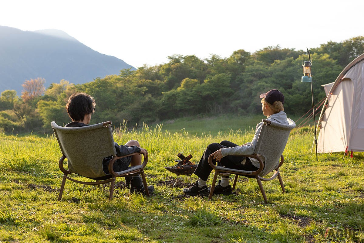 コンパクトに携行できる組み立て式ながら、アウトドアでも満足できる座り心地を実現