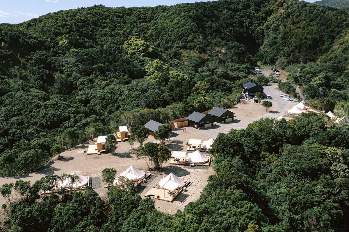 新施設は、吉野熊野国立公園内にある白浜町の志原海岸にグランドオープン。雄大な自然に囲まれた非日常空間で上質な宿泊体験を楽しめる
