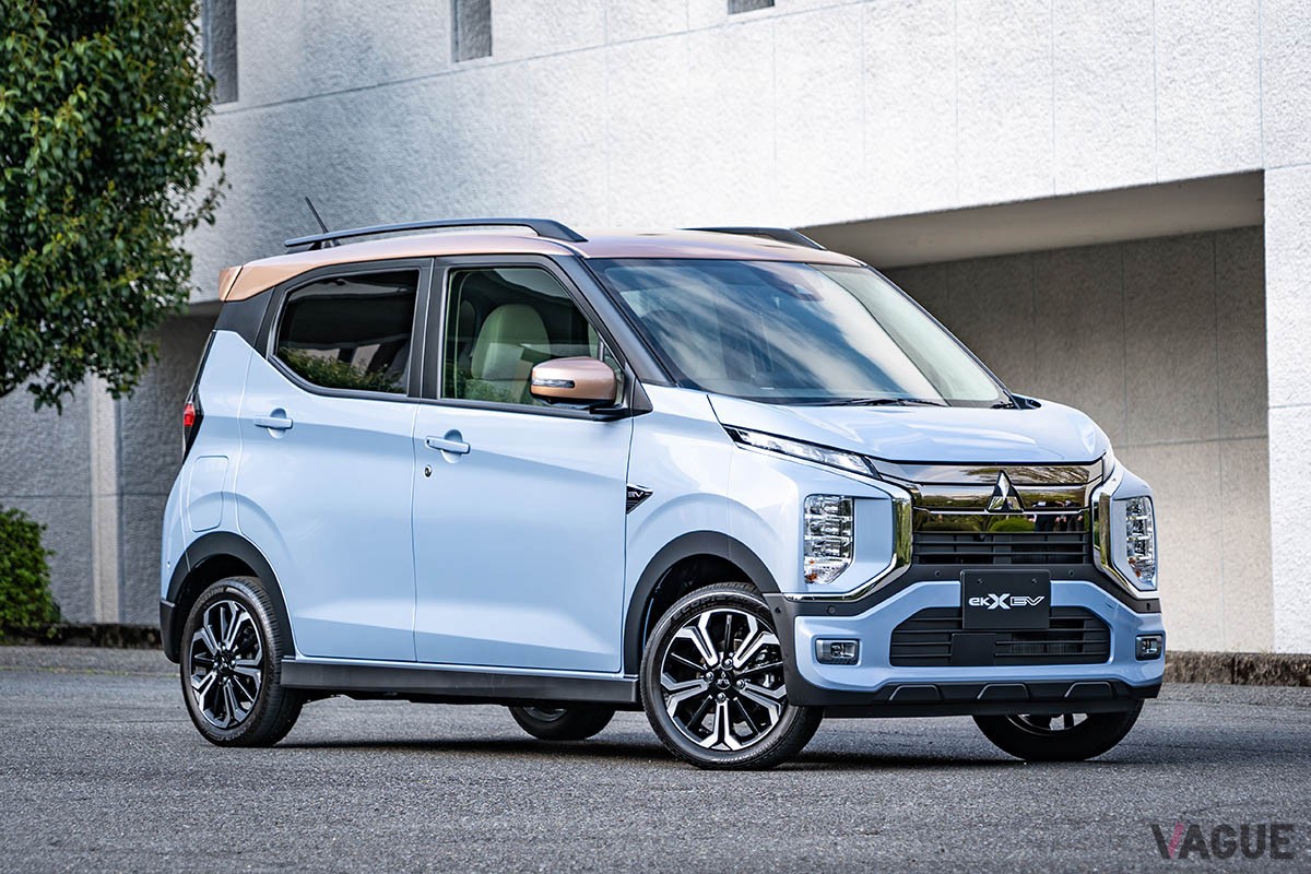 姉妹車である日産のサクラがベースモデルとは異なる内外装デザインを与えてきたのに対し、三菱のeKクロスEVはベースモデルに通じる仕立てとなる