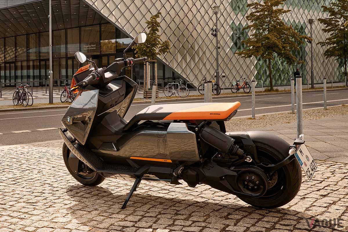 直線を基調としたロー＆ロングなルックスは近未来的で、見た目から新世代のパワートレインを搭載していることをアピール