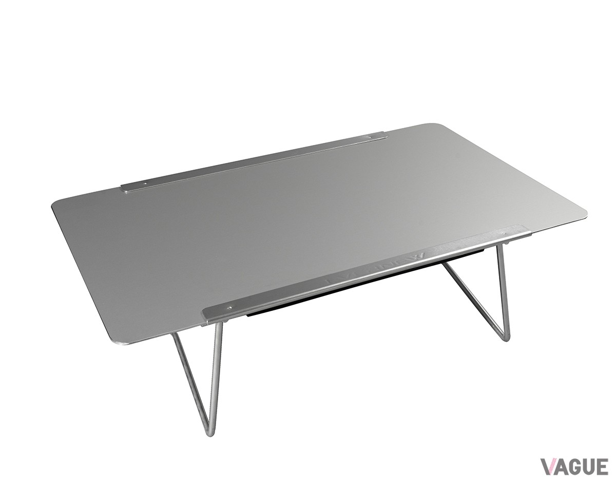 脚も天板もアルミ製。軽く、薄型収納なので気軽に持ち出せる「Alu Table／Fire」