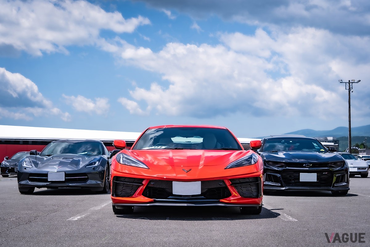 富士スピードウェイの駐車場には、最新のコルベットやカマロなど、シボレーのスポーツモデルが多数集結