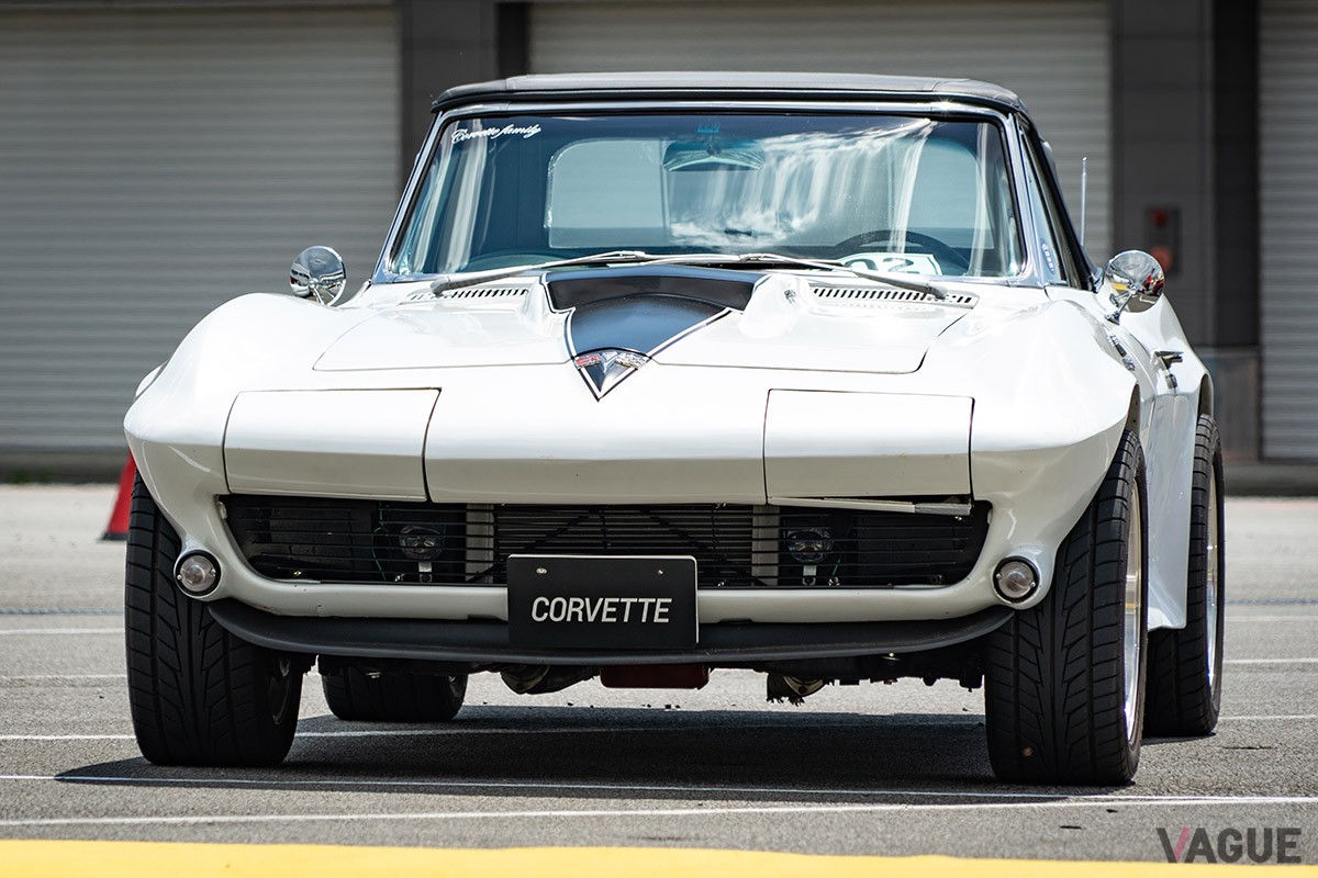 1963年に“C2”へと進化。リトラクタブル式ヘッドライトを採用し、その後のコルベットのイメージを決定づけました。エンジンは“ビッグブロック”と呼ばれる6.5リッターのV8などを設定