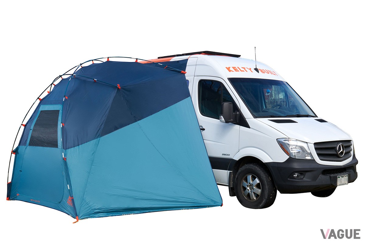 愛車とともにキャンプを楽しめるBACKROADS SHELTER。正面にドアがついているのでサイドのパネルを閉じたままでの出入りも可能だし、風向きによってはサイドからも出入りできる