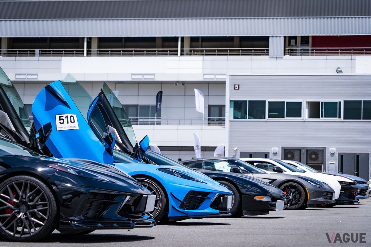 ガルウイングドア仕様の“C8”コルベットなど、カスタマイズされた車両も登場