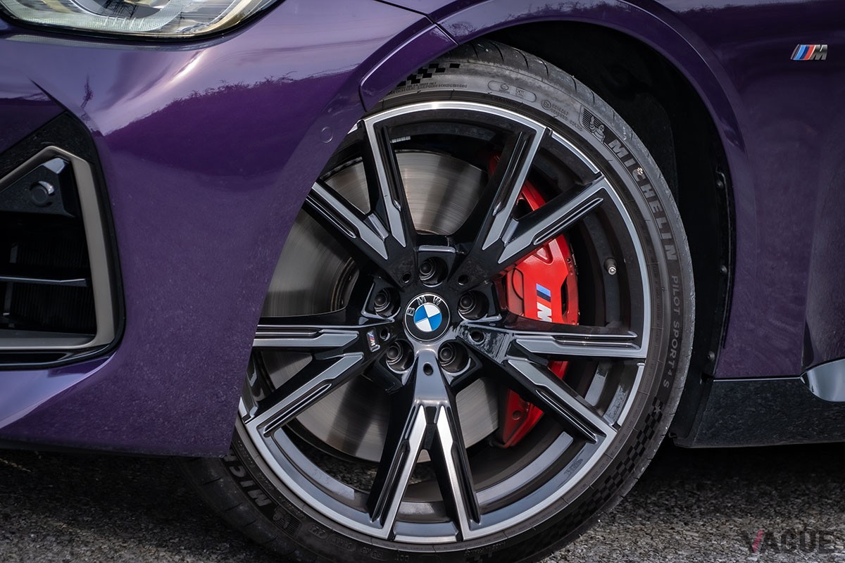M240i xDriveクーペは19インチのタイヤ＆ホイールを装着