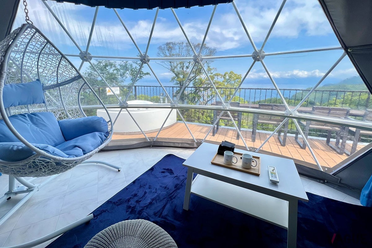 ドーム型テントは直径6m。広々とした居住空間を確保し、3〜4名で泊まっても窮屈さは感じない