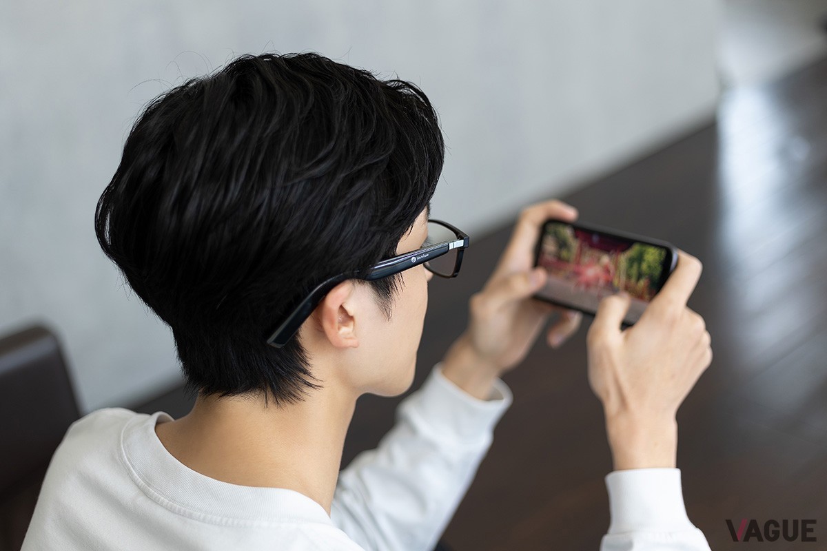 ワイヤレス×ブルーライトカットで、ストレスフリーな動画鑑賞が可能。構造上完全に音漏れを防ぐことはできたいため、使用環境によっては音量の調節やプライバシーモードを活用したい