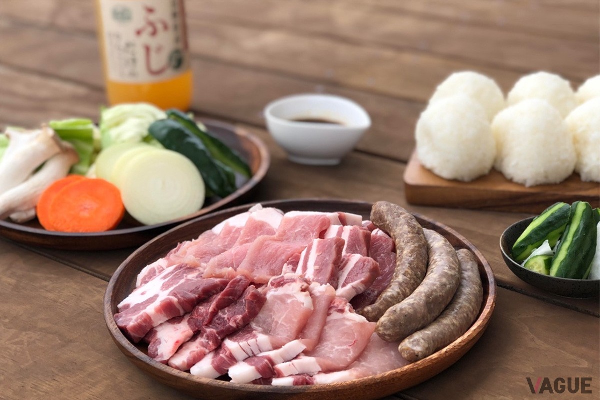 BBQディナーは、近くの農場で育てられた黒豚や、地元でとれた野菜などをセット。朝食セットも用意されます