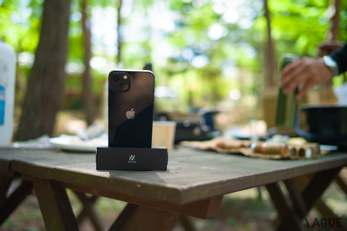 コーヒーの準備をしながらスマホを差し込み、ラジオや音楽を楽しむ。最高の時間のはじまりだ。スマホの差し込み口は90×12.5mm