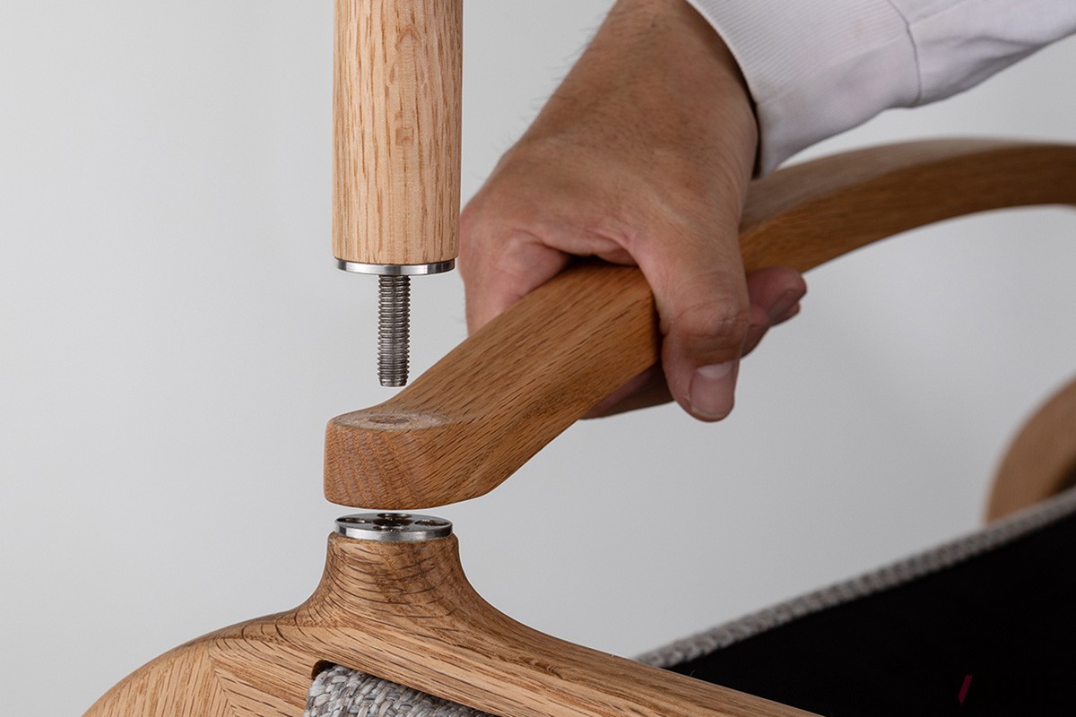 ねじ込み式の本体フレーム構造により軽量化を実現。座り心地のいい大きな座面と持ち運びのしやすさを両立