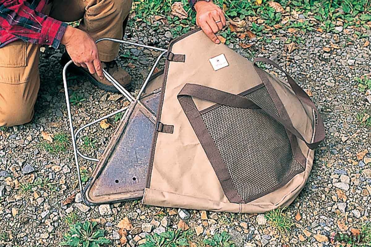 本体やオプションをまとめて収納。収納ケースは6号帆布で重量のあるセットでもしっかり支えてくれる。ベルトは肩掛けOK