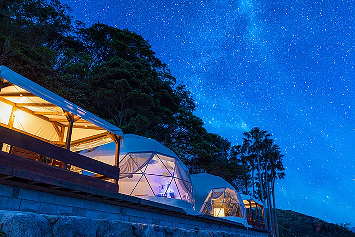 夜には満点の星空が広がる