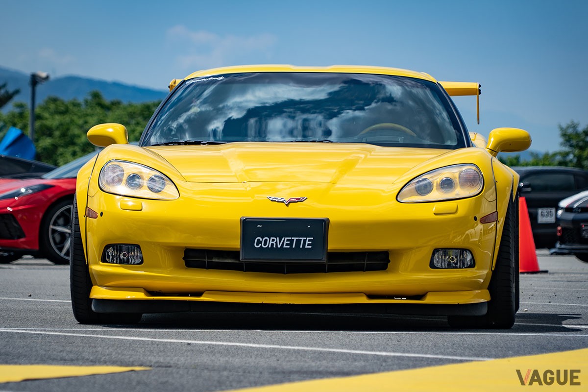 2005年に登場した6代目の“C6”は、リトラクタブルヘッドライトと決別。トランスアクスルトランスミッションを採用し、前後重量配分は51：49という理想的な数値に