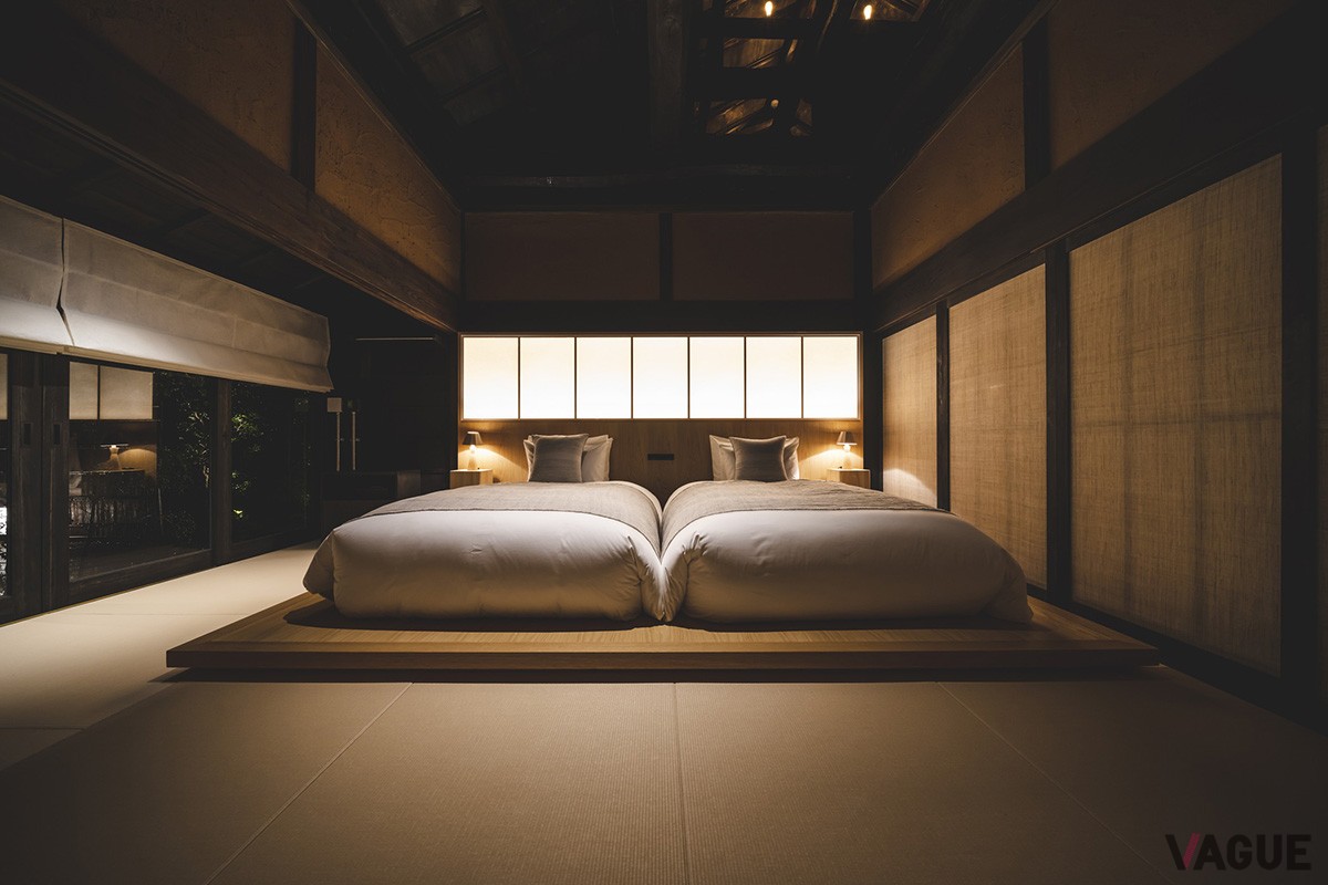 ゆったりと眠れるセミダブルサイズのシモンズ製ツインベッドが配されたベッドルーム。隣の和室にもベッド2台一式を用意可能