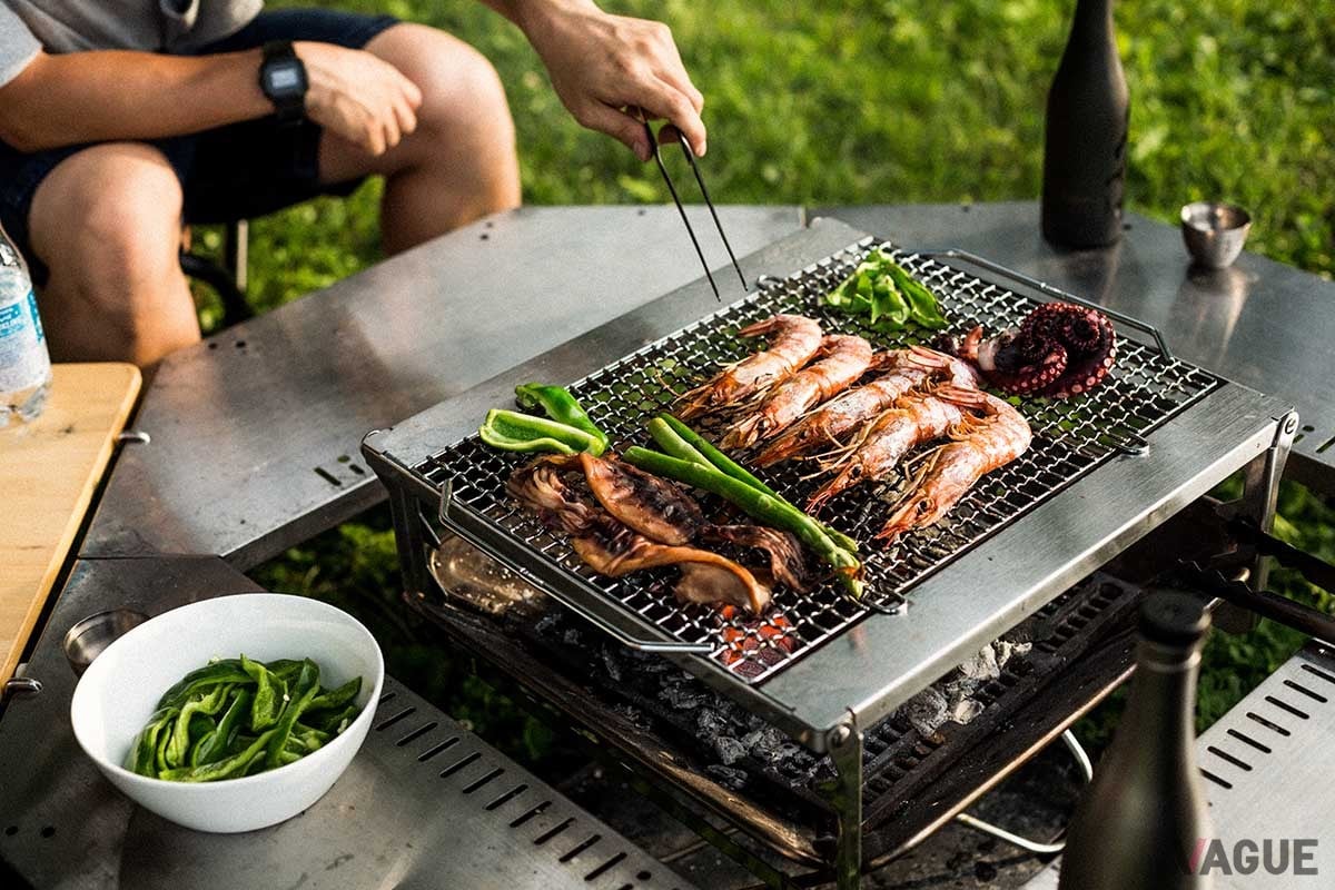 「グリルブリッジ」（6160円）を装着すれば、「焼アミPro.L」(6600円）を好みの高さに調整できる。ハーフサイズの「焼アミステンレスハーフPro.」（4400円）と「グリルプレートハーフ 深型」（4290円）を両方載せることも可能だ