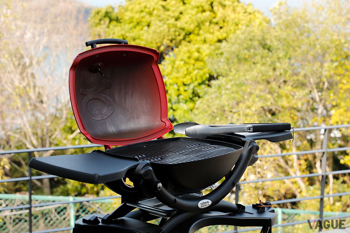 雨の日も屋外でBBQを楽しめる。ダイニングスペースは自由に利用可能だ