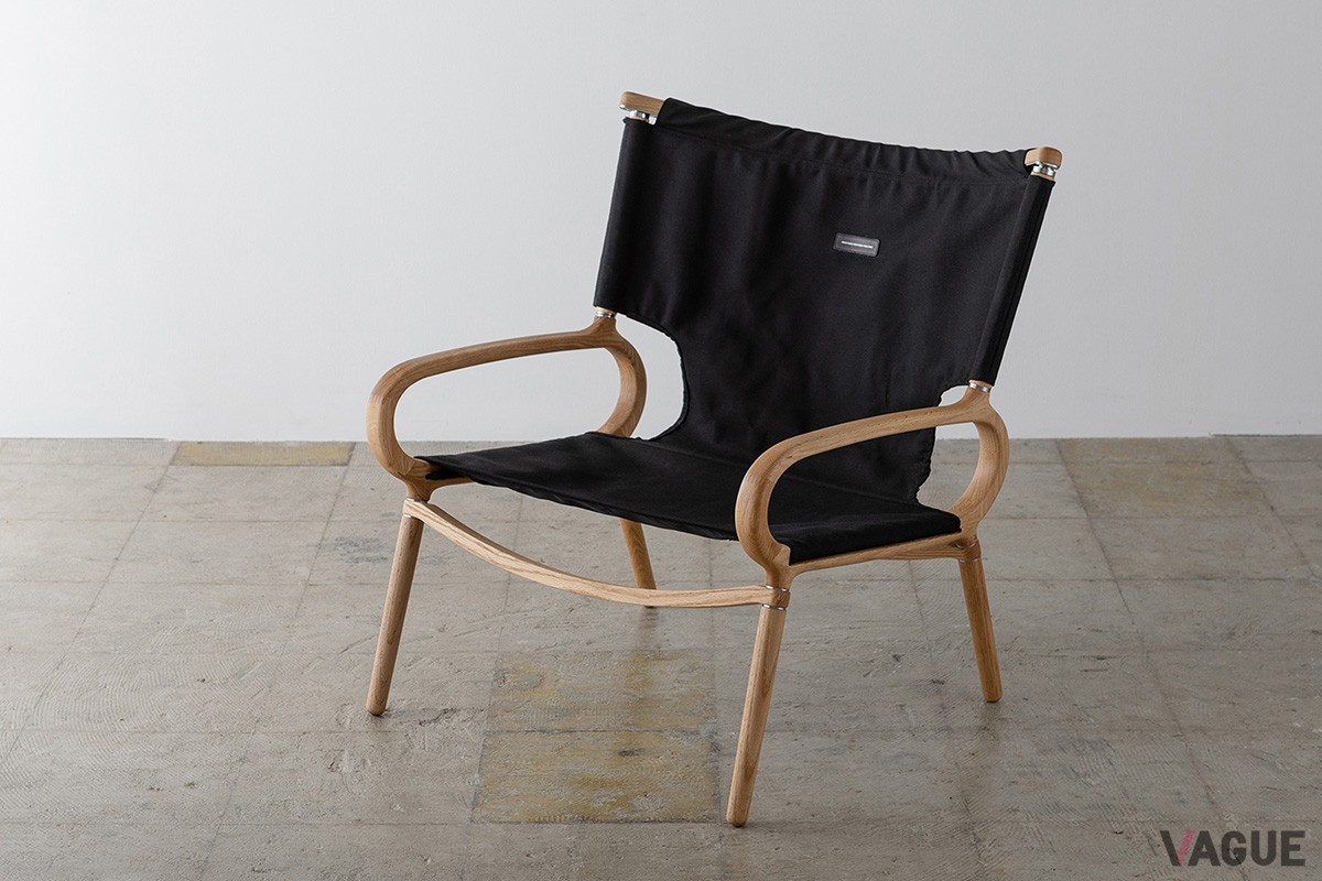 オークのフレームにブラックのキャンバス生地を合わせた仕様