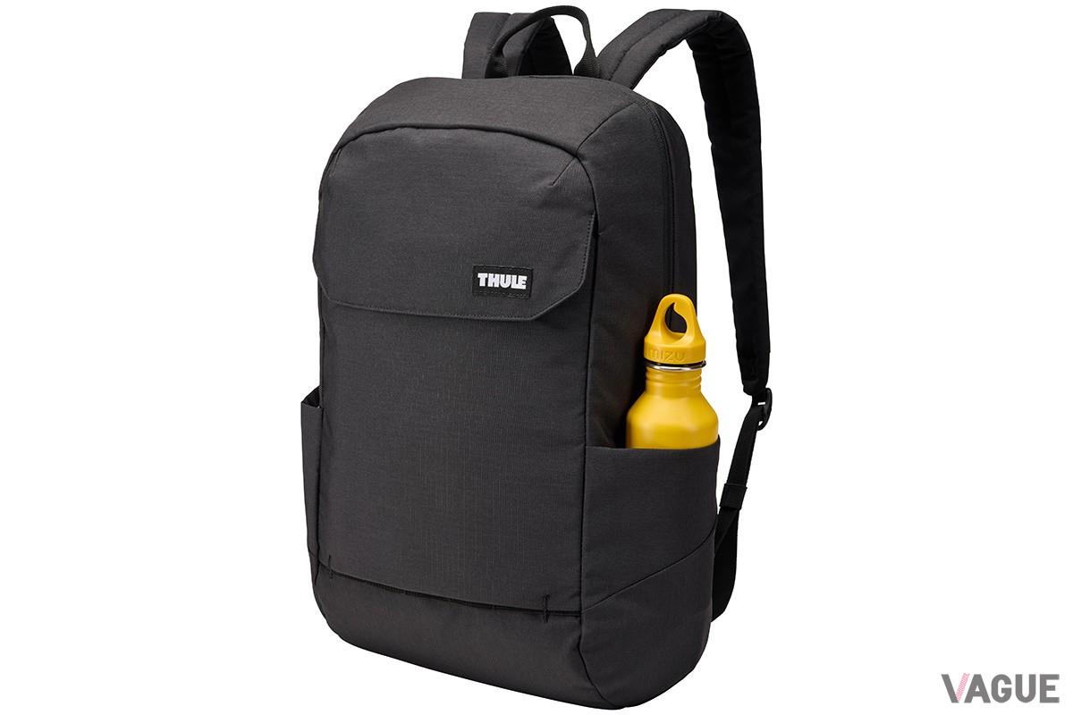 16リッター仕様の「Thule Lithos Backpack 16L」。右側面にはドリンクボトルの収納に適した深型のサイドポケットがつく
